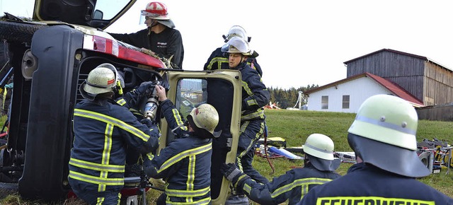 Die Einstzkrfte der Feuerwehr musste...emmte Fahrerin aus dem Auto befreien.   | Foto: Brunner