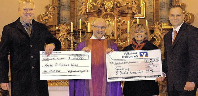 Thomas Mamier (l.) von der Raiffeisenb...ls eine Spende in Hhe von 2500 Euro.   | Foto: Jrgen Schweizer