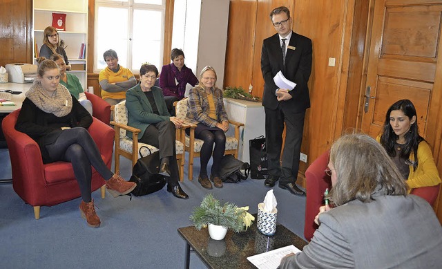 <Text>In einem gestellten Aufnahmegesp... im ITZ Caritashaus Feldberg.  </Text>  | Foto: Liane Schilling