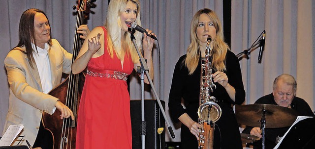 Rocky Knauer, Nina Michelle, Stephanie...r Publikum im Kursaal in St. Blasien.   | Foto: Cornelia Liebwein