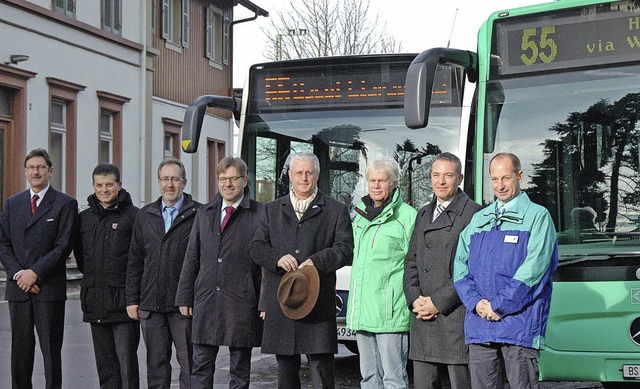 Die Basler Verkehrsbetriebe bergaben ...ahrer SWEG) die bergabe (von rechts).  | Foto: OUNAS