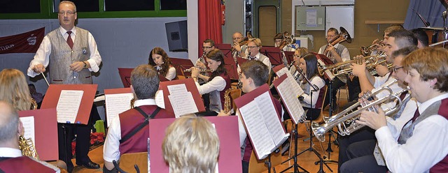 Bravourse Darbietung: Dirigent Jrgen...ivorchester des Musikvereins Langenau.  | Foto: Georg Diehl