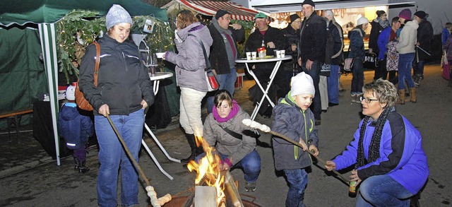 Heimelig: Stockbrotbacken am Lagerfeuer  | Foto: Edgar Steinfelder