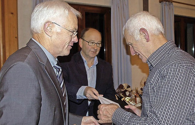 Fr besonderes Engagement fr die Winz...n Eckart Escher (links) ausgezeichnet.  | Foto: sebastian ehret