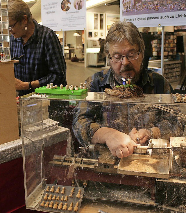 Mit viel Feingefhl drechselt Klaus St... seine &#8222;Schwobawenzlinge&#8220;.  | Foto: Reinhard Cremer