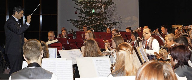 David Weber dirigierte die Stadtmusik Kandern erstmals bei einem Jahreskonzert.   | Foto: hartenstein