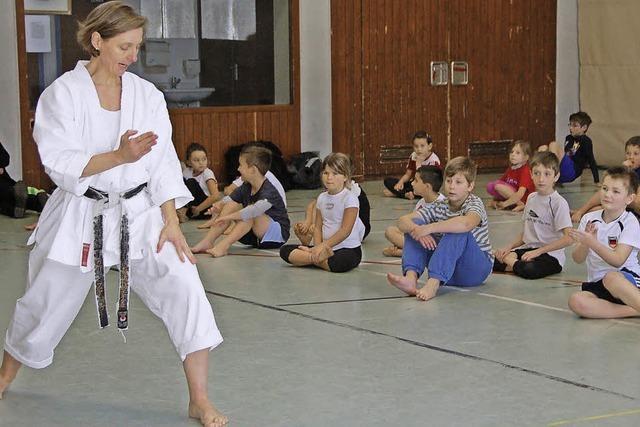 Schülerwerbung mit Karate und Korbwürfen