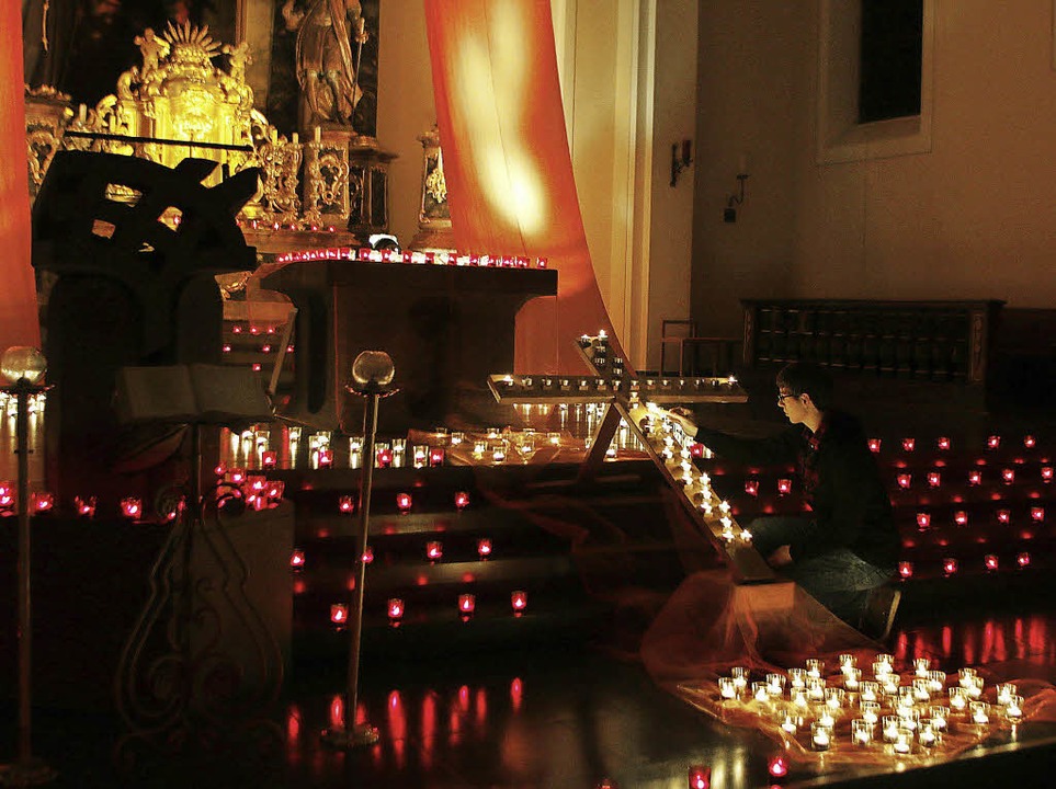 Hunderte Kerzen erleuchteten den Kirchenraum.   | Foto: Heidi Fössel