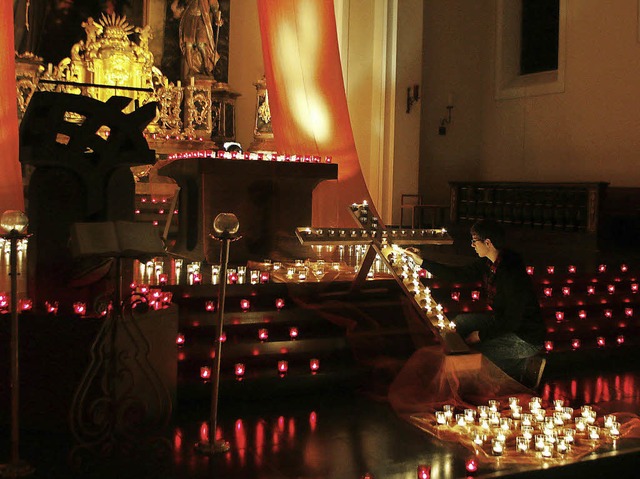 Hunderte Kerzen erleuchteten den Kirchenraum.   | Foto: Heidi Fssel
