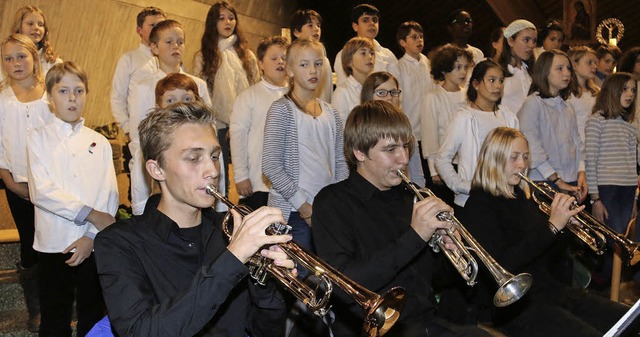 Trompetenklang in der Kirche: Weihnachtskonzert der Waldorfschule.  | Foto: Barber