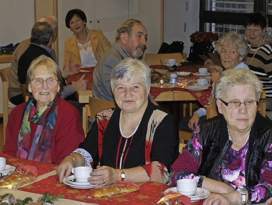 Kaffee und Politik gab es bei der VdK-Seniorenfeier.   | Foto: Schleer