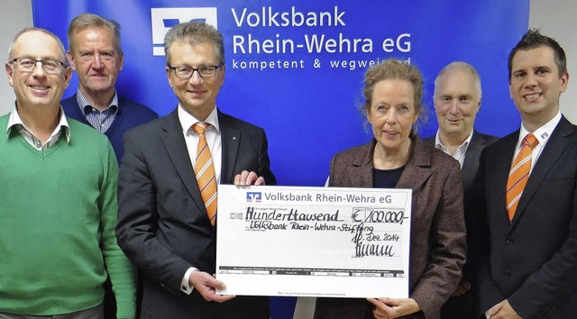 100000 Euro der Volksbank fr ihre  St...mitglied Christian Albiez (von links)   | Foto: Volksbank