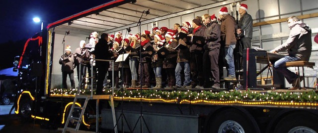 Die erste Singing-Christmas-Truck-Tour... Konzert in Schwrstadt miterlebten.    | Foto: Hildegard Siebold