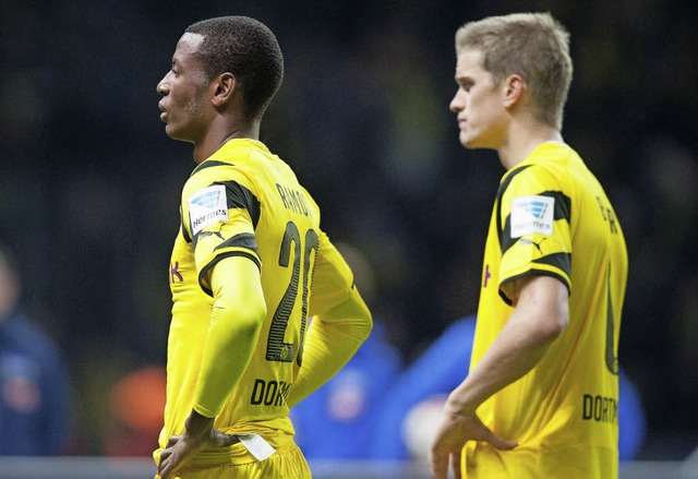 Zweimal ratlos: die Dortmunder Spieler Adrian Ramos (links) und Sven Bender   | Foto: dpa