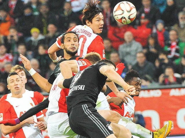 Mehdi Benatia (links, dunkles Trikot) ...eich zum 1:0 fr Bayern mnchen ein.    | Foto: dpa