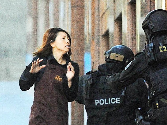 Dramatische Szenen in Sydney: Eine Fra...rd von Polizisten in Empfang genommen.  | Foto: dpa