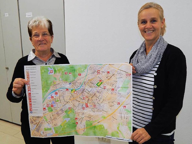 Silvia Kraus und Michaela Brodacz-Wolf...bund zeigen den neuen Kinderstadtplan.  | Foto: Sylvia Timm