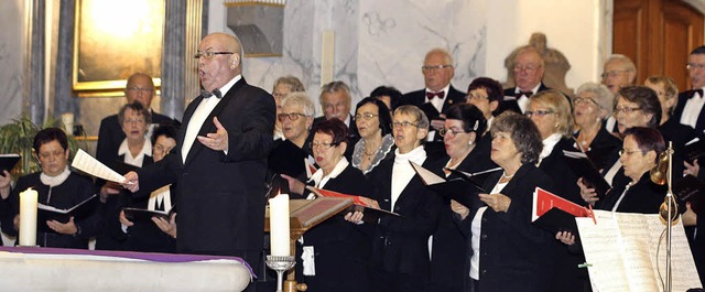 Dirigent und Solist Ludwig Fluck mit d...222;Liederkranz&#8220;-Chor im Rcken   | Foto: Heidi Fssel