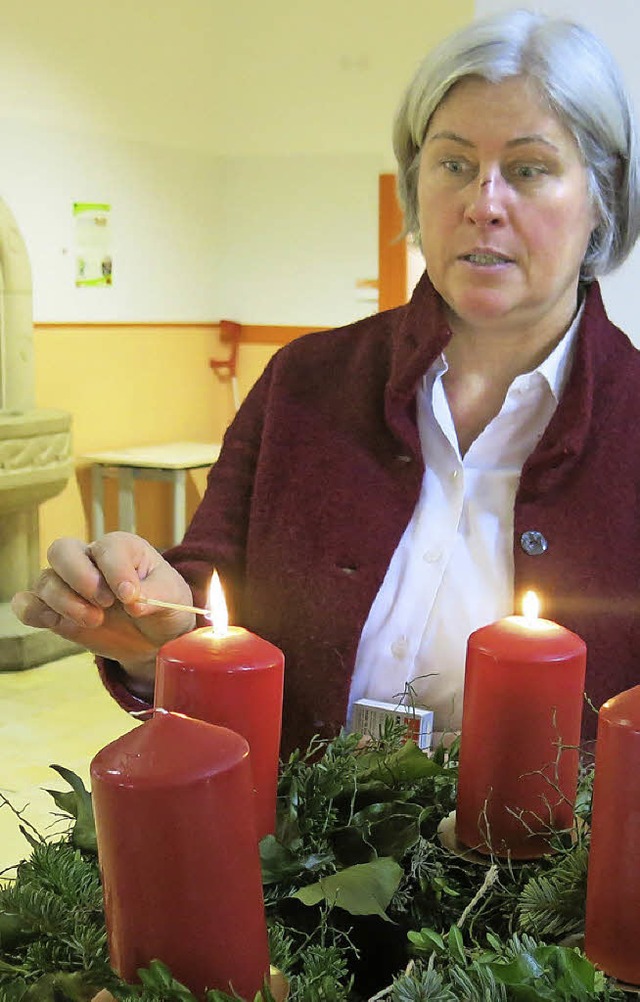 Vorfreude aufs Fest: Rektorin Birgitta...det die  Kerzen ihres Adventskranzes.   | Foto: emo