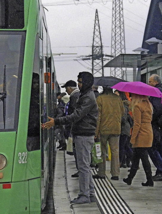 Trotz Regenwetters: Auf dem Bahnsteig ...le herrschte am Montag reger Betrieb.   | Foto: Senf