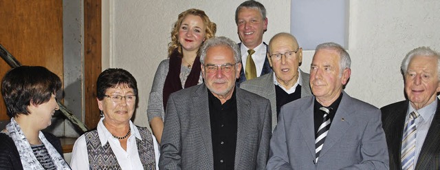 Vereinsvorsitzender Jrgen Wehrle (hin...ange Treue zum Musikverein Haltingen.   | Foto: Mink