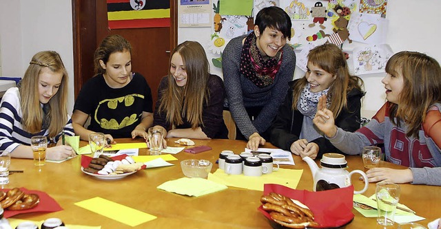 Jugendliche sammeln Ideen, was Jugendr...anziska Mntele (stehend) sehr freut.   | Foto: Heidi Fssel