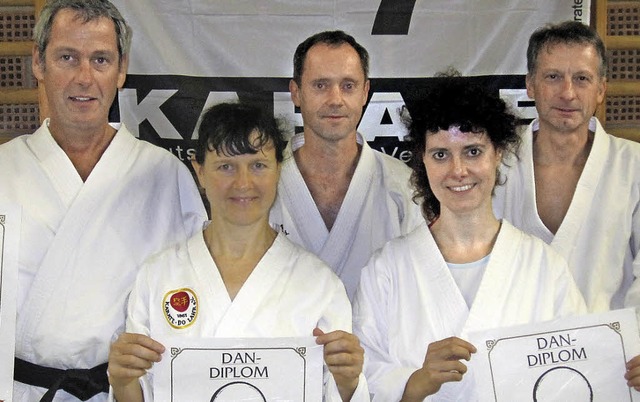 Stolz mit Diplom &#8211;  von links: J... (1. Dan), Fritz Wildersinn (2. Dan).   | Foto: Karate-Do Lahr
