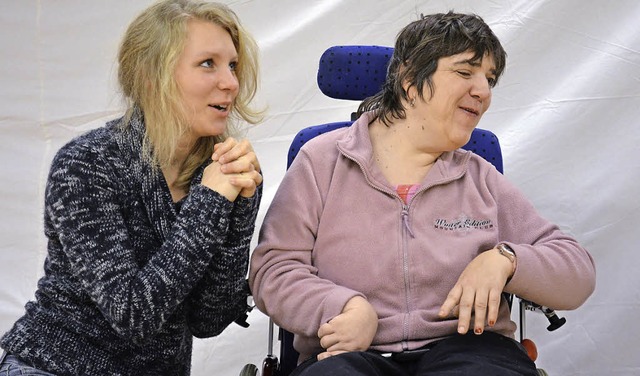 Menschen mit und ohne Behinderung spielen gemeinsam Theater.   | Foto: wik
