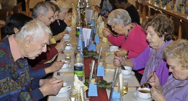 Bei einem gemeinsamen Mittagsessen im ...degard kamen sich die Senioren nher.   | Foto: Jochen Voigt