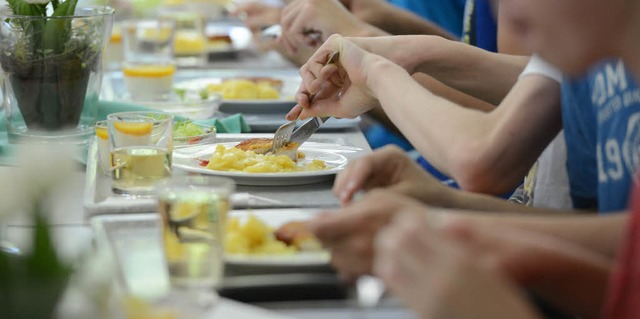 Essen  in der Mensa. Ab Februar auch ein Angebot fr Schler am Bildungszentrum   | Foto: dpa