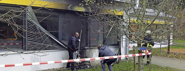 Die durch Feuer beschdigte Fensterfront der Buchenbrand-Grundschule in Schnau   | Foto: ZVG