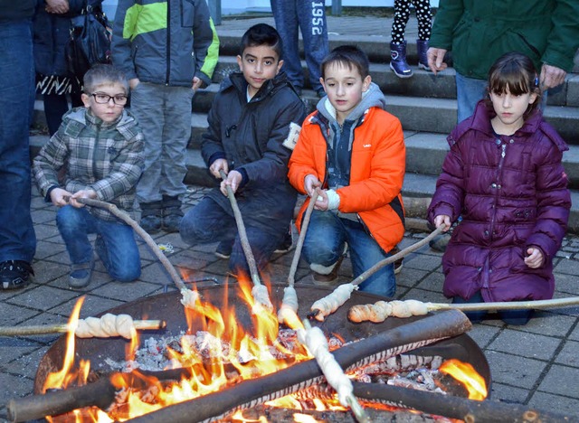 Das winterliche Stadtteilfest &#8222;W... rsteten Stockbrot am offenen Feuer.   | Foto: Britta Wieschenkmper