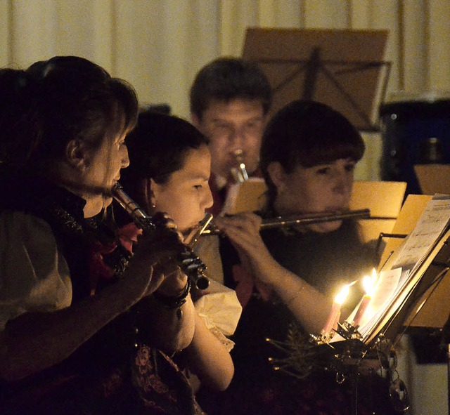 Im Kerzenschein saen die Musiker des ...r Erffnung ihres Weihnachtskonzertes.  | Foto: Sebastian Barthmes