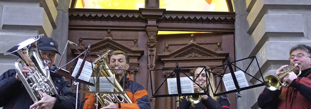 Die Turmblser, eine vierkpfige Forma...sik Schnau, spielten vor dem Rathaus.  | Foto: Verena Wehrle