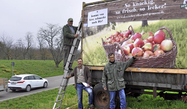 Obstbauern machen Werbung fr heimische pfel.   | Foto: michael karle