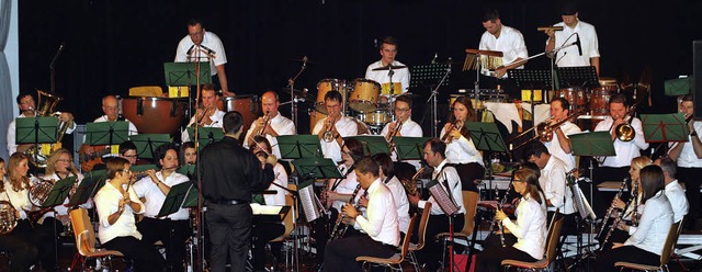 Das Orchester des Musikvereins Meienheim mit seinem Dirigenten Thomas Huber   | Foto: Heidi Fssel