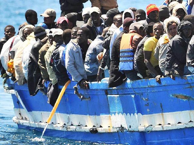 Flchtlinge riskieren in solchen Booten ihr Leben.   | Foto: dpa