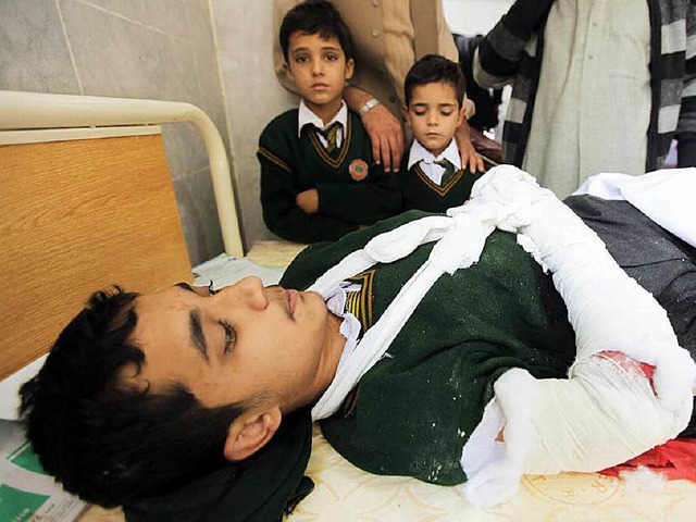 Ein verletztes Schulkind wird in einem Krankenhaus behandelt.  | Foto: dpa