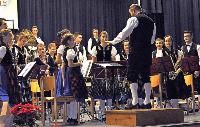 Die Jugendkapelle mit Jugendleiter Franz Kaltenbach am Dirigentenpult.  | Foto: Andrea Kurz