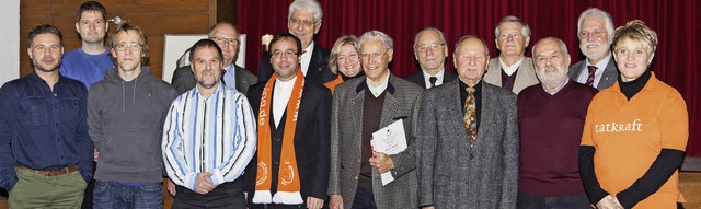 Sandra Bienen, Richard Seng (von recht...haft in der Kolpingfamilie Waldkirch.   | Foto: Gabriele Zahn