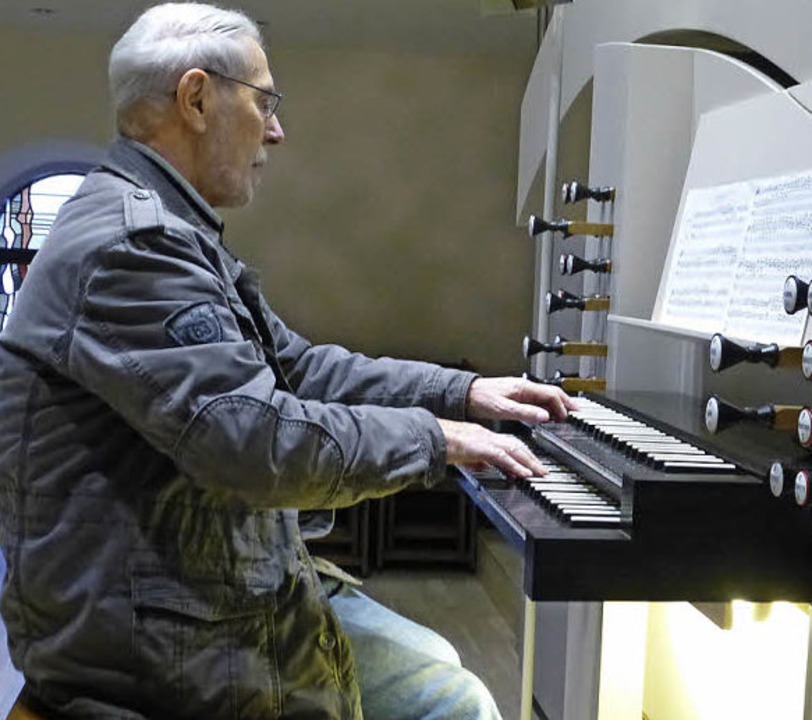 Dieter Sigwart spielt schon seit 58 Jahren die Orgel  in Eisenbach.  | Foto: Karla Scherer