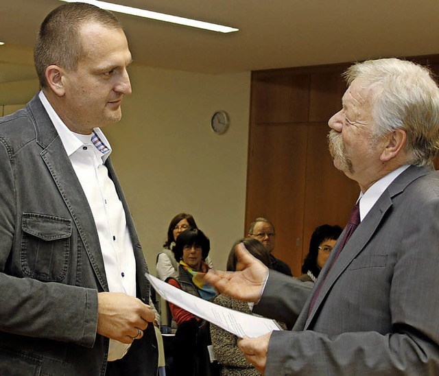Joachim Schwab (rechts) berreicht Ste... Ernennungsschreiben zum Schulleiter.   | Foto: heidi fssel