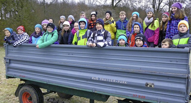 So macht Unterricht noch mehr Spa: Na...t Traktor und Anhnger durch den Wald.  | Foto: Privat