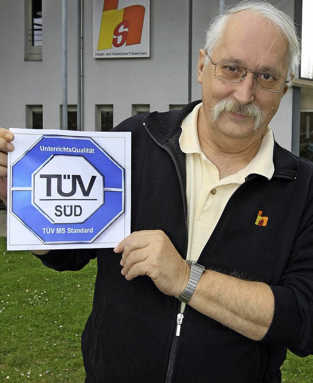 Der frhere Rektor Gnter Behre mit dem TV-Siegel   | Foto: Archivbild: dpa