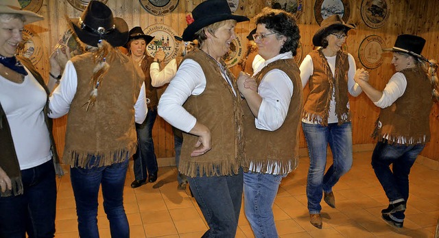 Beim &#8222;Cotton Eye Joe&#8220; wird... Kreis getanzt, und das sehr schnell.   | Foto: Alexandra Wehrle