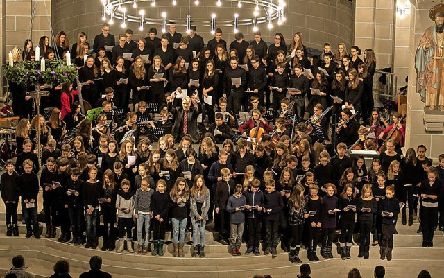 Die Schler stimmen im Chor die Weihnachtszeit an.   | Foto: Schiller-Gymnasium