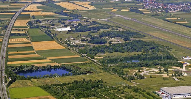 Zwischen der A5 (links) und den Flugbe...Zugstrecke aus bedient werden knnte.   | Foto: stadt lahr