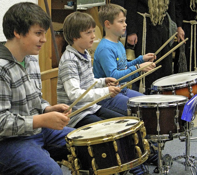 Die drei angehenden Schlagzeuger zeigt... Schlagzeugstcken gut umgehen knnen.  | Foto: Ulrike Spiegelhalter