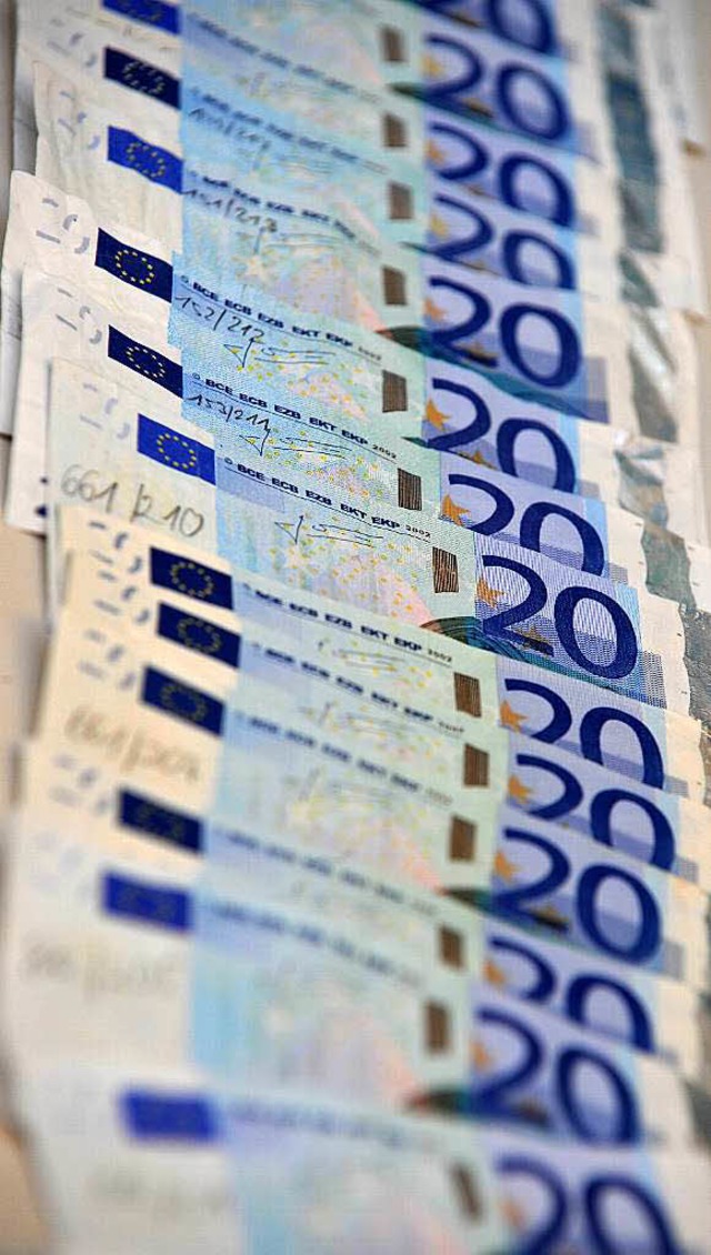 Das Opfer hatte bei sich daheim zahlreiche 20-Euro-Geldscheine.  | Foto: dpa