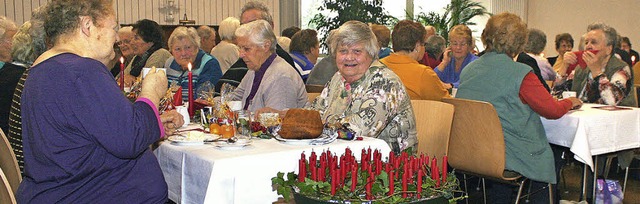 In groer Runde konnte Gertrud Frhlic...n Kerzen) ihren 82. Geburtstag feiern.  | Foto: Cremer